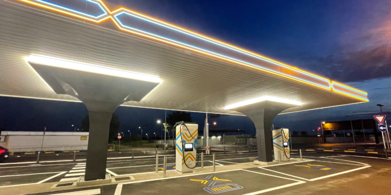 Particolare illuminazione notturna stazione di ricarica Free To X presso Aeroporto di Milano Linate